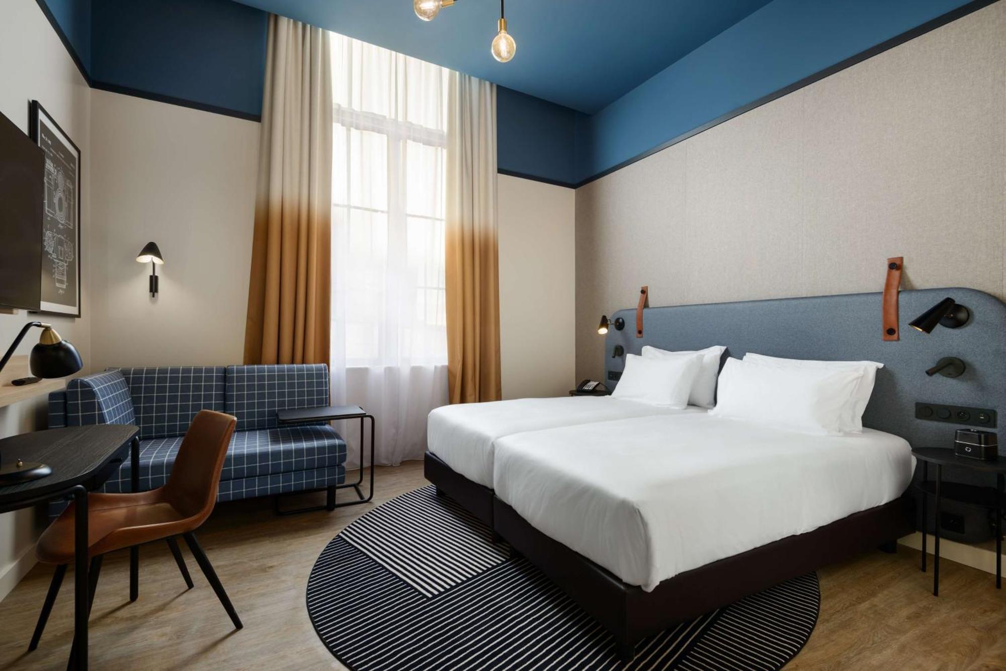 Chambre Lits Jumeaux avec Douche Accessible en Fauteuil Roulant - Vue sur Jardin - Accessible aux Personnes à Mobilité Réduite